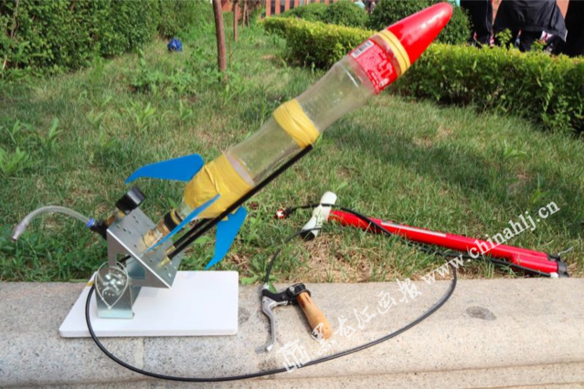 哈尔滨市122中物理课搬进比赛场 学生自制水火