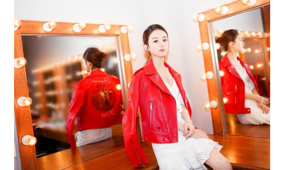 新浪娱乐讯 14日，赵丽颖工作室在微博发布了一组美图。照片中，赵丽颖身披红色夹克，内搭吊带深V小短裙混搭时尚。