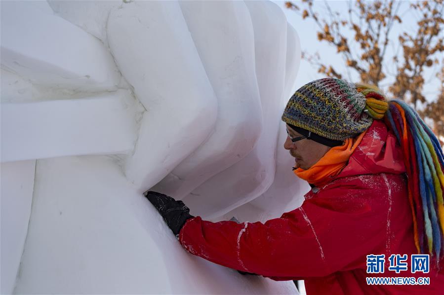 　1月13日 ，参赛选手在哈尔滨太阳岛雪博会园区创作雪雕。新华社记者 王松 摄