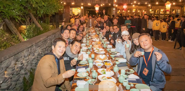 乌镇戏剧节长街宴众星闪耀林青霞周迅黄磊老友齐聚