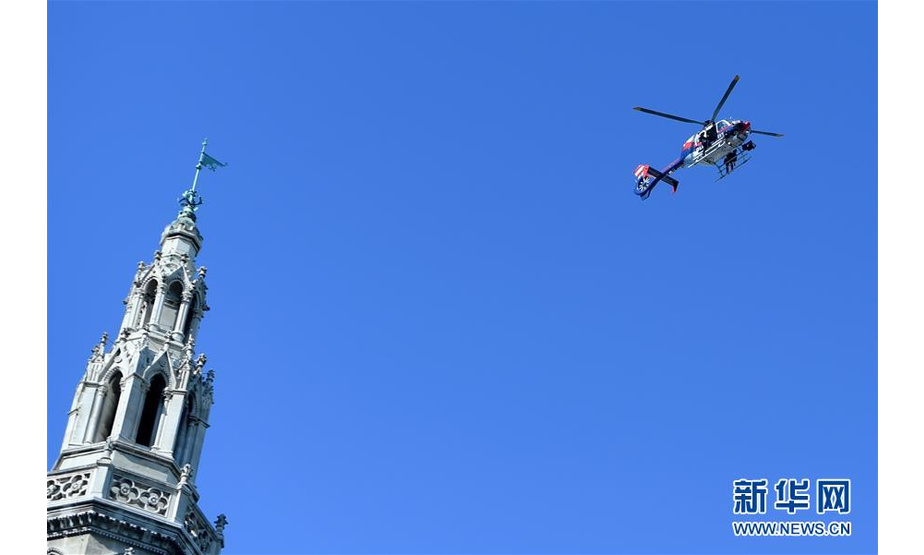 9月21日，在奥地利维也纳，一架警用直升机亮相维也纳警察成立150周年纪念巡游活动。 当日，维也纳警察成立150周年纪念巡游活动在维也纳举行，维也纳警察各部门悉数亮相，吸引大批民众观看。 新华社记者 郭晨 摄