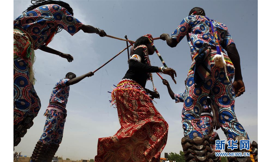 9月21日，在苏丹喀土穆，人们在国际和平日纪念活动上跳舞。当日，苏丹举行国际和平日纪念活动。2001年，联合国大会通过决议，将国际和平日固定为每年的9月21日。新华社发（穆罕默德·海德尔摄）