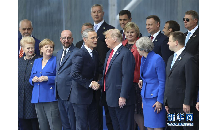 7月11日，在比利时布鲁塞尔北约总部，北约秘书长斯托尔滕贝格（中左）与美国总统特朗普（中右）在北约峰会开幕式上握手。新华社记者叶平凡 摄