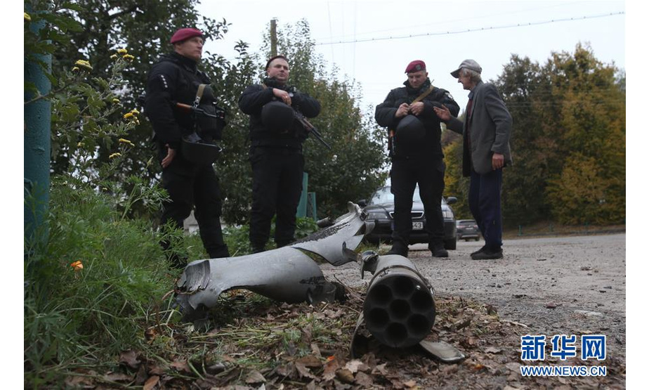 10月9日，在乌克兰切尔尼戈夫州伊奇尼亚市附近，弹药爆炸碎片散落在军火库附近的公路上。 乌克兰国防部9日说，北部切尔尼戈夫州伊奇尼亚市附近当天凌晨发生的军火库爆炸未造成人员伤亡。事发后，军火库附近38个居民点近1.2万人被疏散。 新华社发（谢尔盖摄）