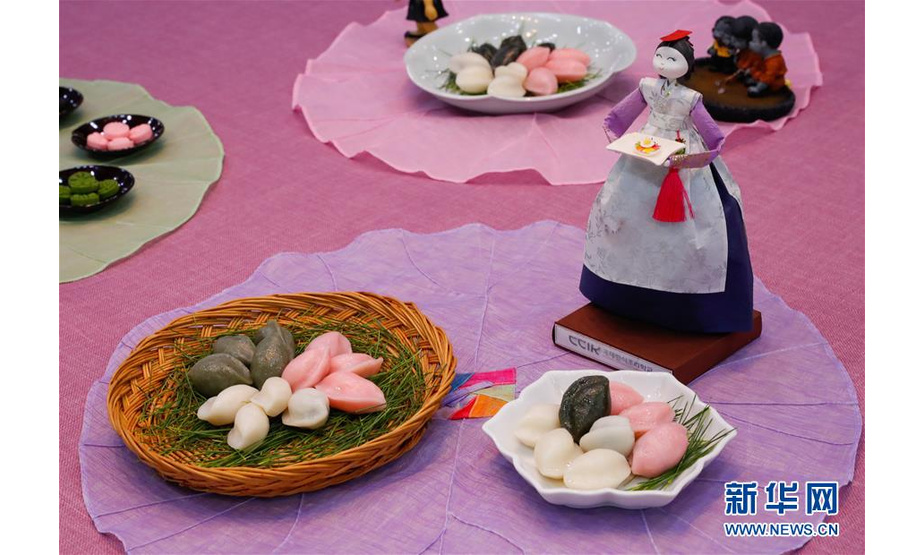 这是在位于韩国首尔的韩国传统饮食研究所拍摄的制作好的松饼（9月10日摄）。在韩国，中秋节被称为“秋夕”，是韩国最重要的传统节日之一。从前在秋夕节的清晨，韩国家家户户都要举行祭祀活动。家庭成员在家中长子的带领下，身着传统服饰，进行献酒、按顺序行叩礼等一系列祭祀活动，并摆放新米、松饼以及各类水果和鱼肉等。祭祀结束后，全家会一起分享祭祀的美食。其中，必不可少的传统点心是松饼。半月形的松饼用米粉做皮，以芝麻、松仁、栗子等为馅，放在铺满松针的蒸屉上蒸熟，象征着收获。在如今的韩国，人们仍保留着秋夕吃松饼的习俗，大多数家庭也秉承着秋夕期间祭祀及扫墓的传统，只不过祭祀仪式逐渐简化，在贡品数量、服装及扫墓时间等方面也更为灵活化。 茶食则是韩国传统糕点——韩果的一种。茶食是用大米、芝麻、栗子等磨成的粉末或松花粉加入蜂蜜搅拌均匀后倒入茶食模具压出形状的点心。茶食因多在喝茶时食用而得名，一般吃茶食的时候都要配上韩国传统的人参茶、五味子茶等。新华社记者王婧嫱摄