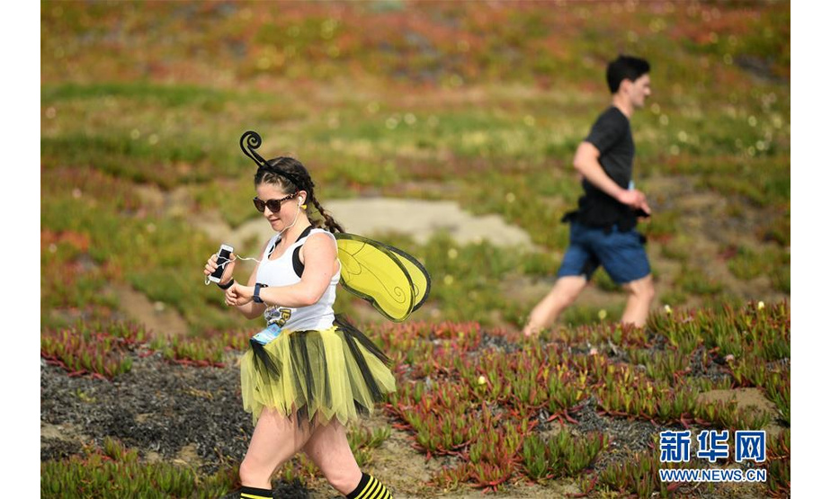 5月20日，在美国加州旧金山，参赛者穿着奇装异服参加越湾长跑活动。新华社记者吴晓凌摄