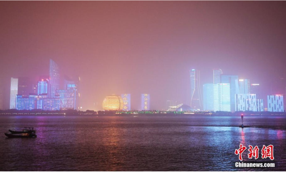 5月16日，钱塘江畔多幢高楼同时亮灯。当日，浙江杭州上演亚洲美食节主题灯光秀，钱塘江畔数十幢高楼大厦变身动画显示屏，美轮美奂。中新社记者 王刚 摄

