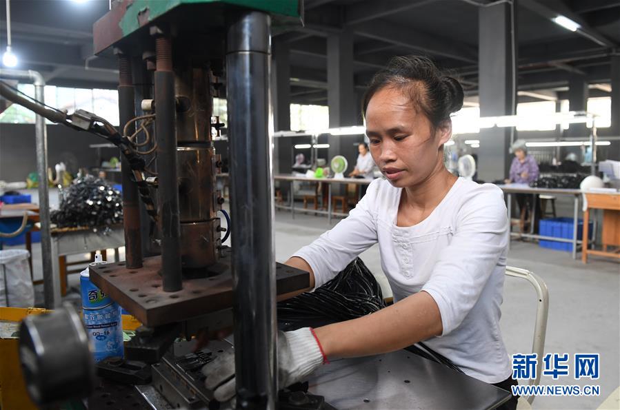 8月15日，当地妇女在广西大化文江六也电子厂工作。 广西大化瑶族自治县在脱贫攻坚中，在加大易地扶贫搬迁安置点建设力度的同时，加强安置点扶贫车间建设。目前，全县在乡镇安置点已建成7个扶贫车间，可提供超过500个就业岗位，帮助搬迁群众实现就近就业，增收脱贫。 新华社记者 陆波岸 摄
