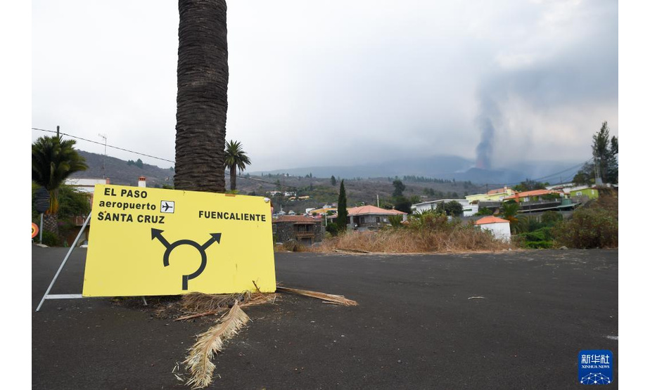 9月21日，西班牙加那利群岛拉帕尔马岛的老昆布雷火山浓烟滚滚。

　　由于老昆布雷火山喷发，目前当地约有6000名居民从家中撤离。

　　新华社发（古斯塔沃·巴连特摄）