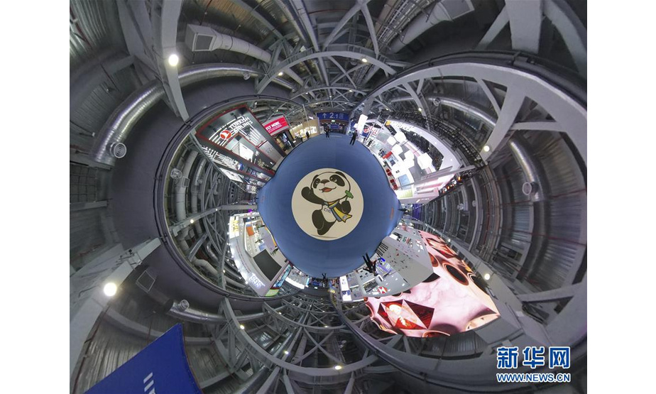 11月5日在上海国家会展中心拍摄的第二届进博会服务贸易展区（全景相机拍摄）。 当日，第二届中国国际进口博览会在上海国家会展中心开幕。 新华社记者尹炣摄