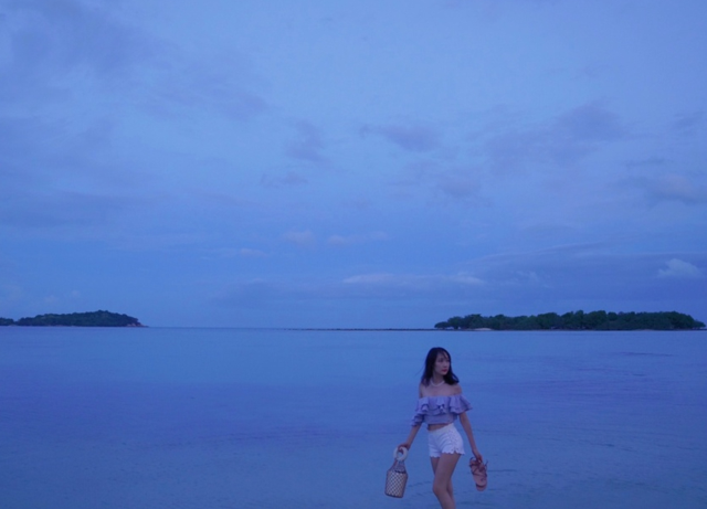 雷佳音老婆晒泳装照 女儿一头彩辫抢镜