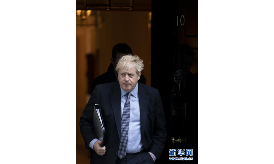 10月19日，在英国伦敦，英国首相鲍里斯·约翰逊离开唐宁街10号首相府，前往议会。 英国议会19日将举行37年来的首次周六会议，就英国政府与欧盟17日达成的新“脱欧”协议展开辩论并表决。 新华社记者 韩岩 摄