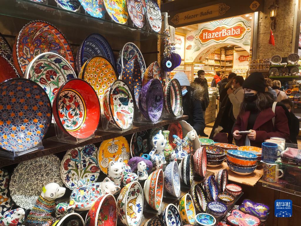 12月18日，游客在土耳其伊斯坦布尔购物。

　　据土耳其伊斯坦布尔省文化和旅游局公布的最新数据，今年前10个月，到伊斯坦布尔旅游的外国游客已达到700万人次。受新冠疫情影响，去年前11个月，到伊斯坦布尔旅游的外国游客约为460万人次。伊斯坦布尔旅游业正逐步复苏。

　　新华社记者 沙达提 摄