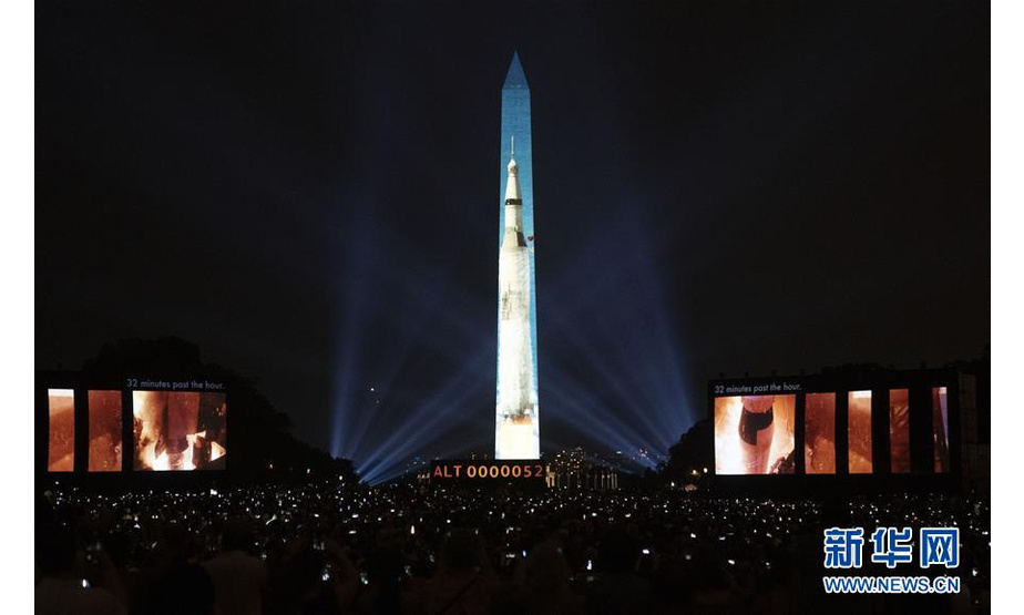 7月20日，美国首都华盛顿的方尖碑上被投射了“土星五号”火箭影像。新华社记者 刘杰 摄