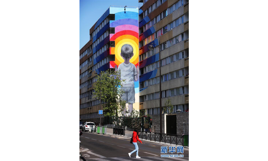 这是9月10日在法国巴黎13区拍摄的一处绘有壁画的建筑物。巴黎13区近十年来邀请数十位艺术家为建筑物外墙作画，颇具规模。 法国巴黎以其浓郁的艺术氛围闻名于世，这里有数不清的博物馆、美术馆，即使走在街头，也会在不经意间偶遇令人惊喜的街头艺术。充满创意的巨幅墙画安放在城市的角落里，为古老的城市注入新的活力，让迎面而来的人们眼前一亮。 新华社记者高静摄