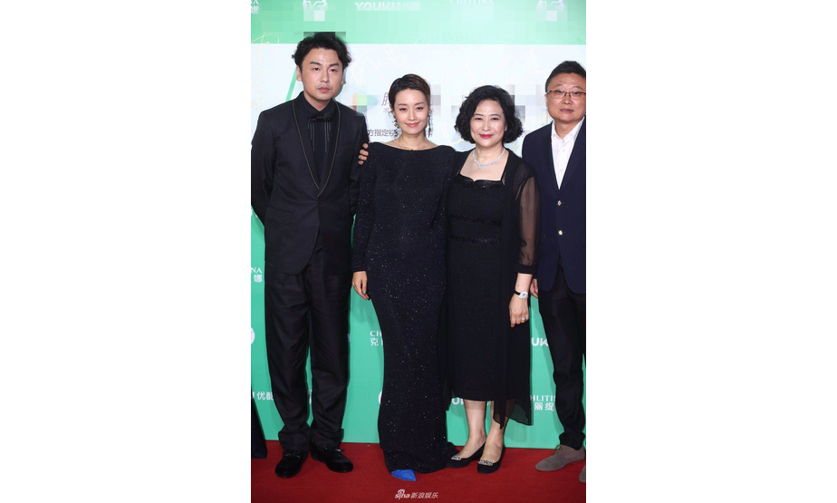 新浪娱乐讯 第24届上海电视节闭幕暨白玉兰颁奖典礼于2018年6月15日晚在上海举行。白玉兰奖红毯，众星云集星光熠熠。雷佳音、马伊琍携手亮相红毯。