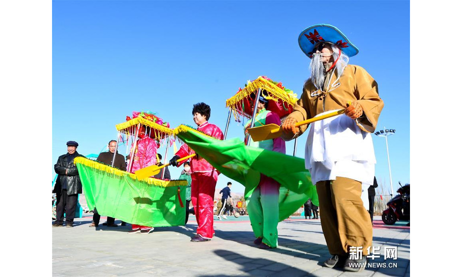 1月13日，甘肃张掖甘州区靖安镇的社火表演队在文化广场上排练。新华社发（王将 摄）