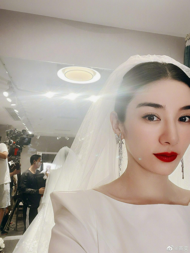 黄奕晒婚纱造型自拍自侃老是要嫁人怪不得这事不靠谱
