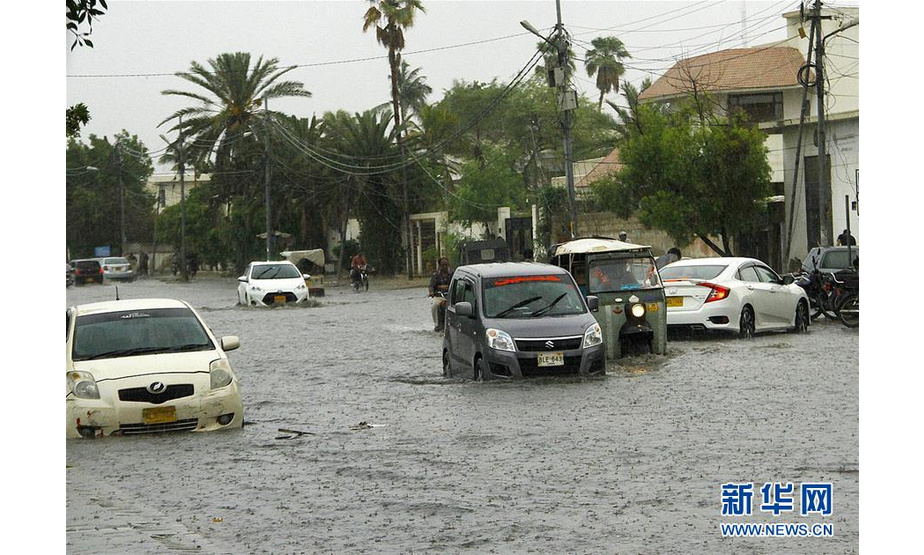 7月6日，人们在巴基斯坦卡拉奇驾驶车辆涉水前行。 据当地媒体6日报道，由于雨季到来，巴基斯坦卡拉奇因强降雨天气而引发的事故已导致至少7人死亡、数十人受伤。 新华社发