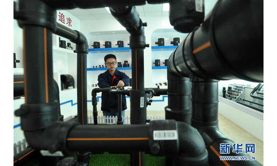 　　工人在河北省沧州市孟村回族自治县一家管道制造企业样品展室内工作（5月6日摄）。  新华社记者 牟宇 摄

