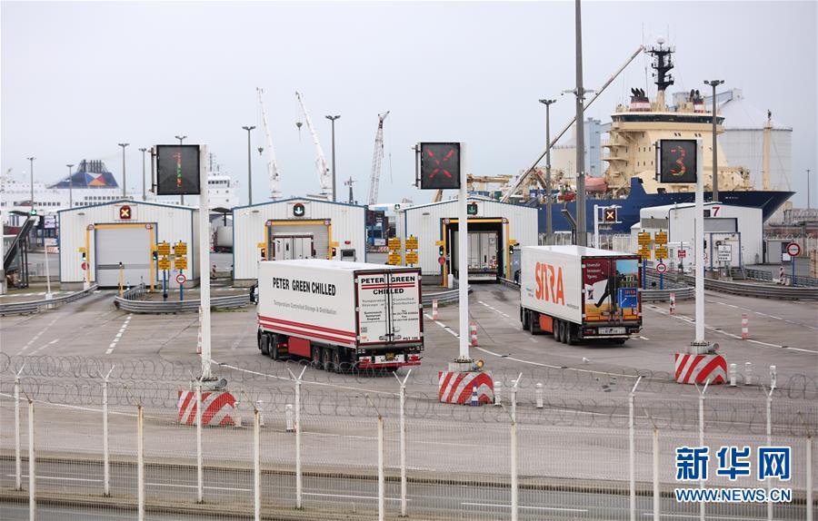1月31日，在法国加来港，货车进入检查站。加来位于英吉利海峡最窄处，与英国隔海相望。新华社记者 高静 摄