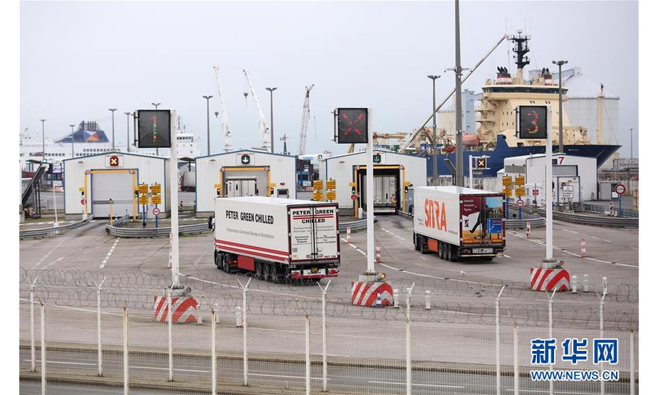 1月31日，在法国加来港，货车进入检查站。加来位于英吉利海峡最窄处，与英国隔海相望。新华社记者 高静 摄
