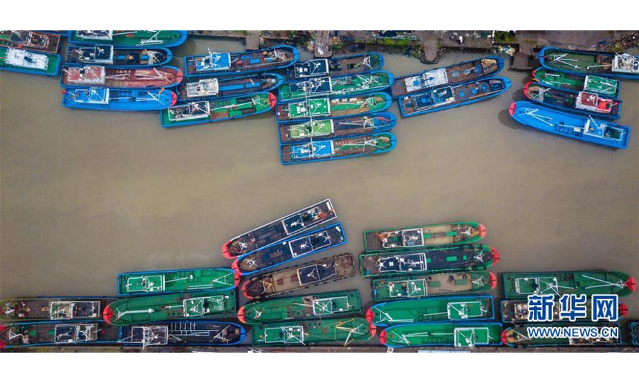 7月22日下午，在江苏省启东市吕四港，大批渔船回港避风（无人机拍摄）。 新华社记者 李响 摄