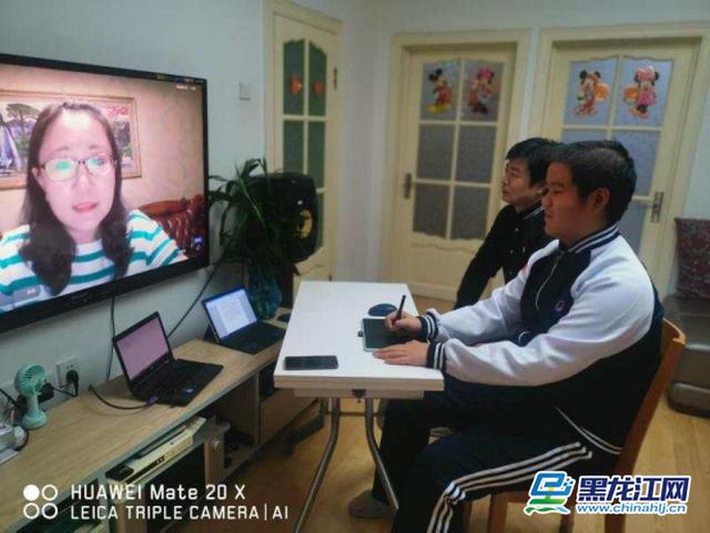 3月2日，黑龙江省春季新学期开学第一天，为维护疫情防控大局、确保广大师生身体健康，全省274万4349名中小学生同时参加线上学习，实现“停课不停学”，这在黑龙江基础教育史上前所未有。图为哈市122中学学生通过PC和网络电视学习。