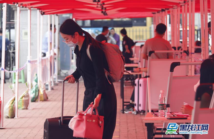 9月2日，黑龙江大学在校研究生和本科生正式返校，回到阔别已久的校园，见到许久不见的同学，学生们的脸上露出了笑容。据了解，9月2日至6日，黑龙江大学本科生和研究生按公寓楼分5个批次返校，2020级研究生新生和本科新生于9月15日至17日分3个批次入校报到，境外留学生未接到学校正式通知前，一律不返校。（记者 韩俏 摄影 赵春争）