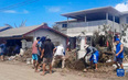 南太平洋岛国汤加的洪阿哈阿帕伊岛14日和15日发生火山喷发，首都努库阿洛法观测到海啸。<br/><br/>　　这是近日汤加首都努库阿洛法居民清理路面的景象。<br/><br/>　　新华社发（马里安摄）