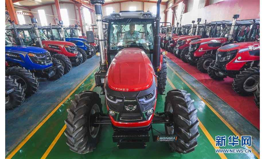 4月3日，河北宏力重工有限公司工人组装大型拖拉机。