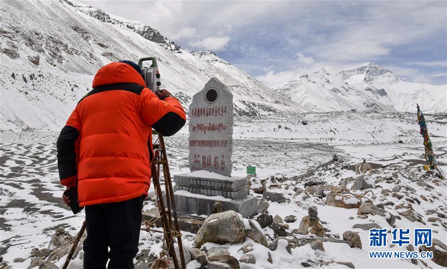 自然资源部第一大地测量队队员郑林在使用全站仪对珠峰峰顶进行交会观测（5月27日摄）。 当日，2020珠峰高程测量登山队成功登顶后，在珠峰大本营的珠峰高程起算点，自然资源部第一大地测量队队员利用全站仪等仪器对珠穆朗玛峰峰顶进行交会观测。 新华社记者 晋美多吉 摄