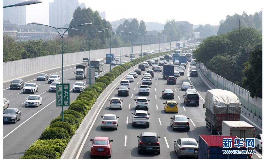 5月1日，广州环城高速公路上车行缓慢。当日，广州周边高速公路迎来出行高峰。文化和旅游部5月5日晚间公布2021年“五一”假期旅游市场数据。统计显示，5月1日至5日，全国国内旅游出游2.3亿人次，同比增长119.7%，按可比口径恢复至疫前同期的103.2%。新华社记者 卢汉欣 摄
