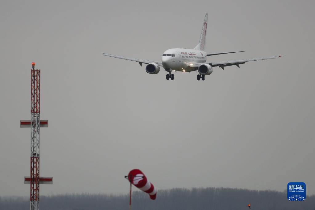 11月30日，一架突尼斯航空的航班即将降落在比利时布鲁塞尔附近的扎芬特姆机场。

　　新冠病毒奥密克戎变异株正在全球引发高度关注。世界卫生组织11月29日说，新冠变异病毒奥密克戎毒株在全球范围造成感染病例激增的风险“非常高”，并可能给部分地区带来“严重后果”。目前，多个国家和地区陆续通报发现奥密克戎毒株感染或疑似病例。新华社记者 郑焕松 摄