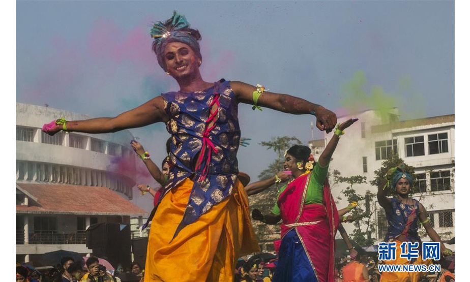 3月18日，在印度加尔各答的一所大学内，学生们在迎接洒红节的活动上跳舞。当日，这所大学的学生们举行活动，迎接于3月21日到来的洒红节。洒红节也叫胡里节，人们在节日期间互相涂抹颜料，载歌载舞迎接春天的到来。 新华社发（通帕·蒙代尔 摄）