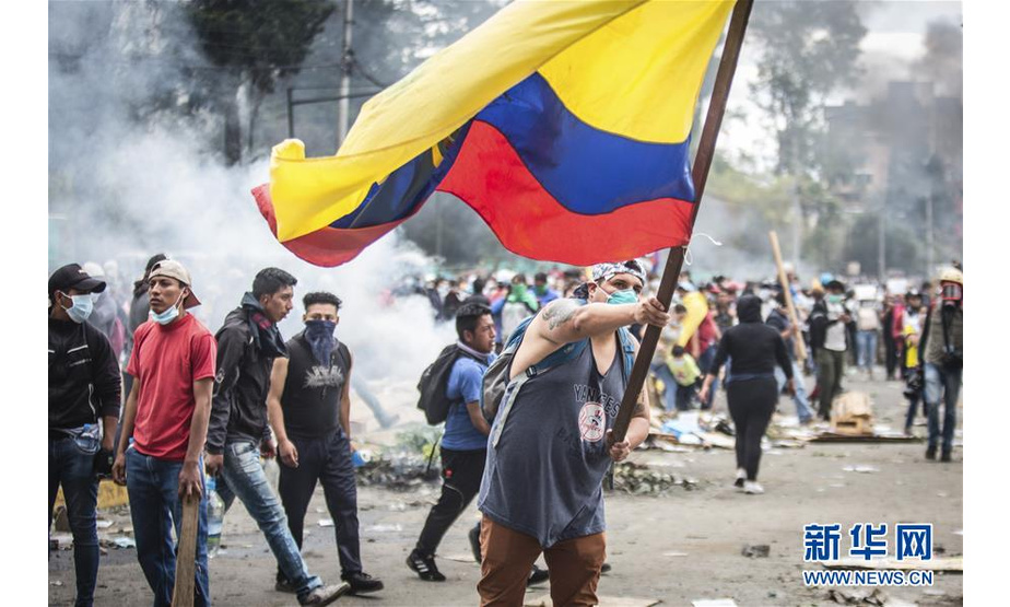 10月12日，在厄瓜多尔首都基多，示威者参与抗议活动。厄瓜多尔总统莫雷诺12日宣布在厄首都基多市及周边地区实施宵禁和军事管制，以应对在首都地区发生的大规模骚乱。 新华社发