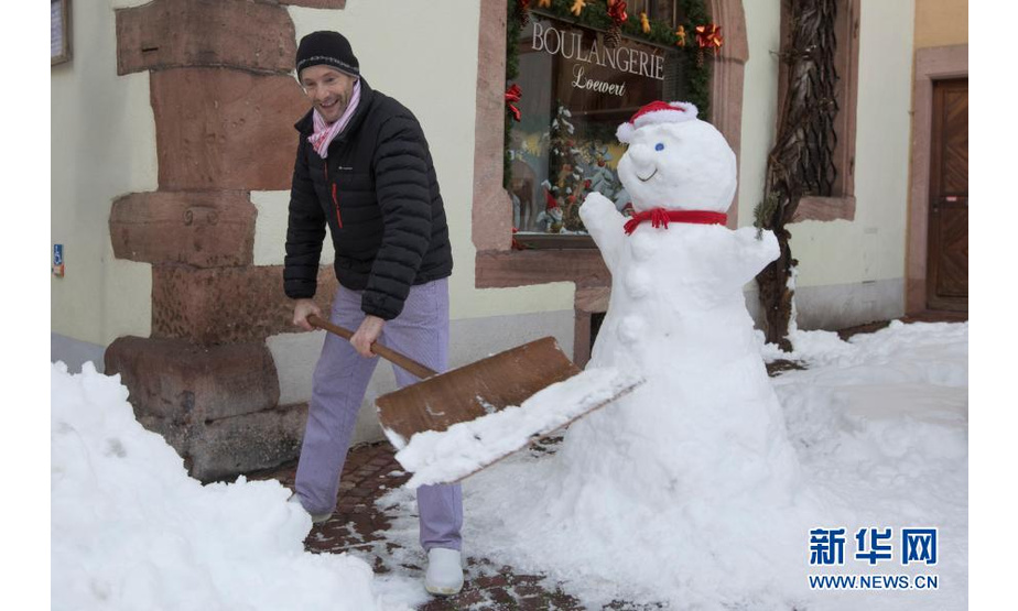 1月15日，在法国上莱茵省凯瑟斯贝尔格，一名男子清理积雪。新华社发（亚基·内热朗摄）