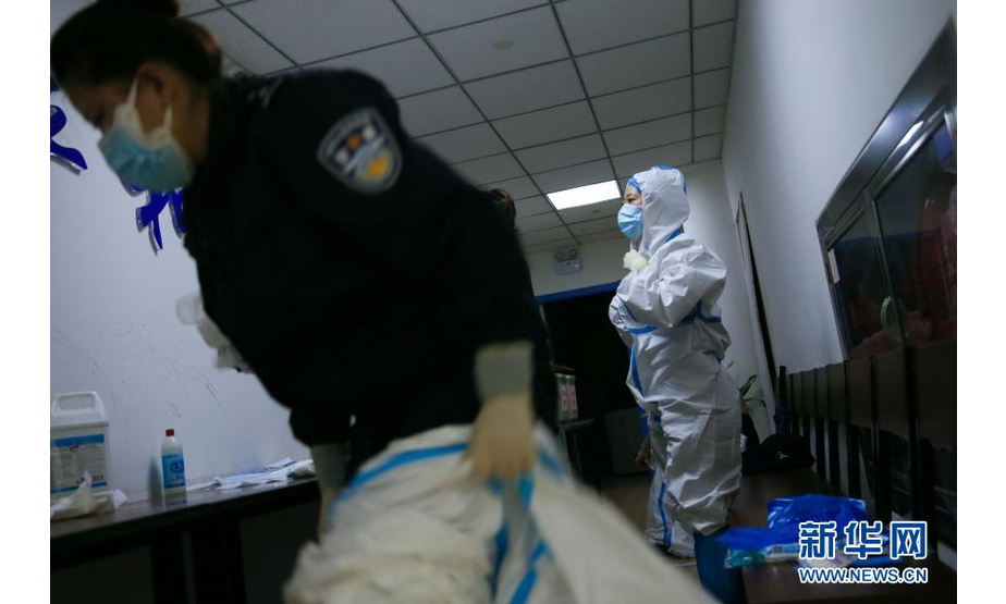 3月5日，执勤三队民警在穿戴防护装备。新华社记者 朱峥 摄