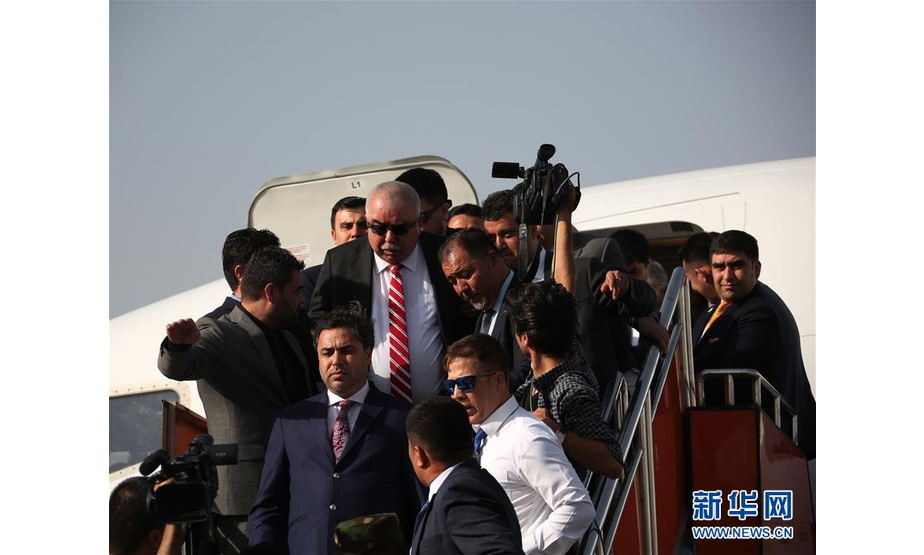 阿富汗机场爆炸,7月22日，阿富汗第一副总统阿卜杜勒·拉希德·杜斯塔姆（中）抵达喀布尔国际机场。 阿富汗首都喀布尔国际机场附近22日发生自杀式爆炸袭击，造成至少11人死亡。阿富汗第一副总统阿卜杜勒·拉希德·杜斯塔姆当日从土耳其回到喀布尔，不少政府高级官员及其支持者到机场迎接他。爆炸发生时，杜斯塔姆的车队刚刚离开机场，欢迎人群正相继离开。杜斯塔姆的发言人说，杜斯塔姆没有受伤。 新华社发（拉赫马特·阿里扎德 摄）