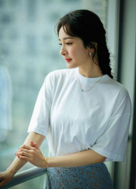 大幂幂穿搭满分 但是这个扁塌发型是负分