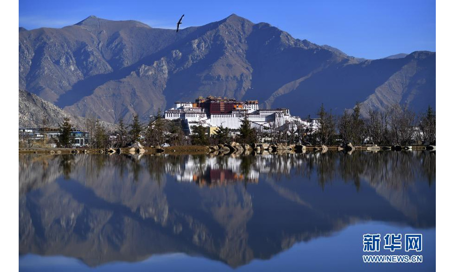 这是3月12日在拉萨河南岸拍摄的布达拉宫。

　　当日，西藏拉萨天气晴好，春光明媚。

　　新华社记者 觉果 摄
