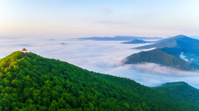 西大顶子山是赫哲族的圣山,它发源于完达山脉支脉那丹哈达拉岭,山体呈