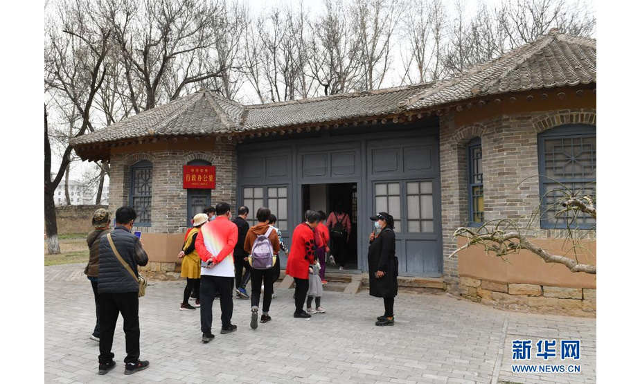 3月30日，参观者在陕西延安枣园革命旧址参观。