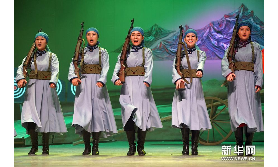 7月22日，在内蒙古苏尼特右旗，苏尼特右旗乌兰牧骑演员表演舞台剧“朱日和情”。 当日，由内蒙古苏尼特右旗乌兰牧骑历时3个月编排而成的现实题材民族舞台剧“朱日和情”在苏尼特右旗上演。该剧以蒙古族民族歌曲、舞蹈、曲艺为载体，呈现出几十年前真实发生在朱日和草原上的军民故事，是一部接地气又有创新的民族舞台剧。苏尼特右旗乌兰牧骑成立于1957年，多年来该团体先后创作出各类文艺作品2400多部。先后被授予“全国双服务先进乌兰牧骑”等光荣称号。 新华社记者 才扬 摄

