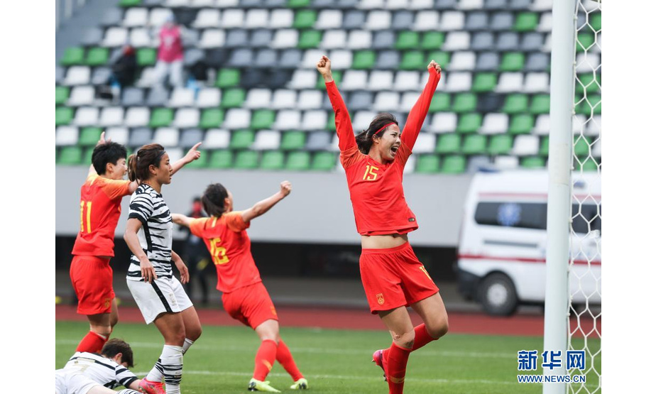 4月13日，中国队球员杨曼（右）在比赛中庆祝进球。