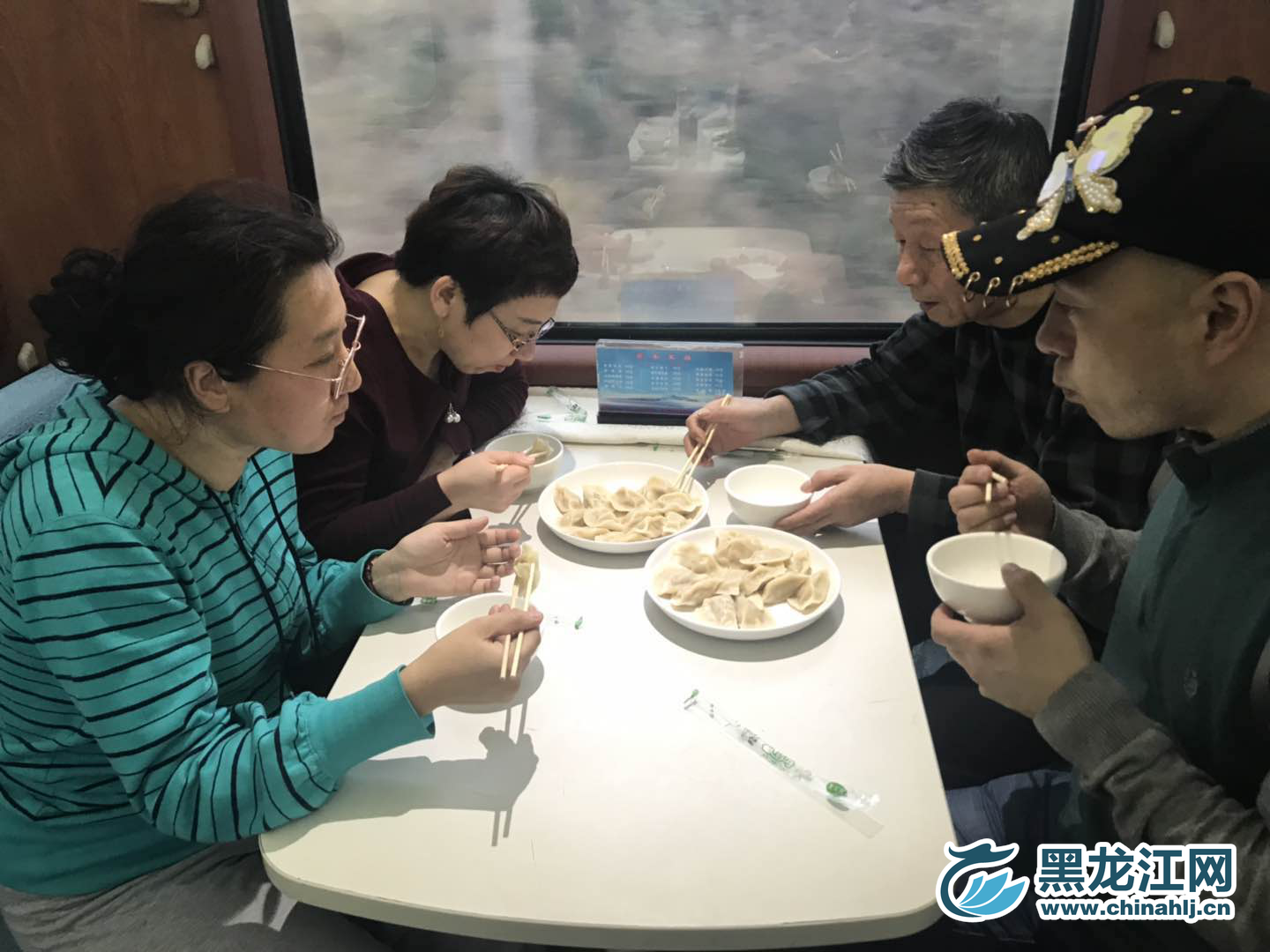 饺子的味道估计是太棒了，饭桌上的闲谈变得不再重要了。  宋菲 摄