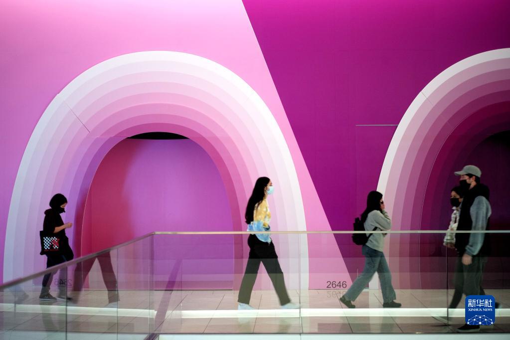 12月26日，人们在美国旧金山湾区圣克拉拉一家购物中心购物。

　　近期，变异新冠病毒奥密克戎毒株在美国加速传播，美国多项疫情指标严重反弹。圣诞购物季期间，疫情防控难度进一步增大。

　　新华社记者 吴晓凌 摄