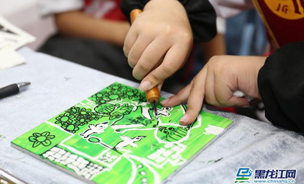 大庆市直机关二小儿童版画亮相文博会 创意无限雕刻童年时光