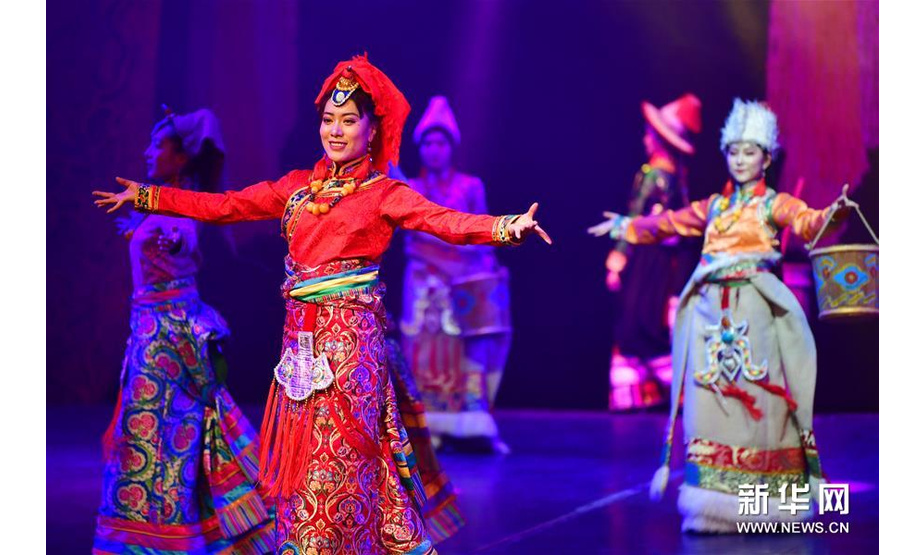 5月24日晚，演员在夏河县海螺湾大剧院表演《金顶梵音-拉卜楞》。新华社记者 陈斌 摄