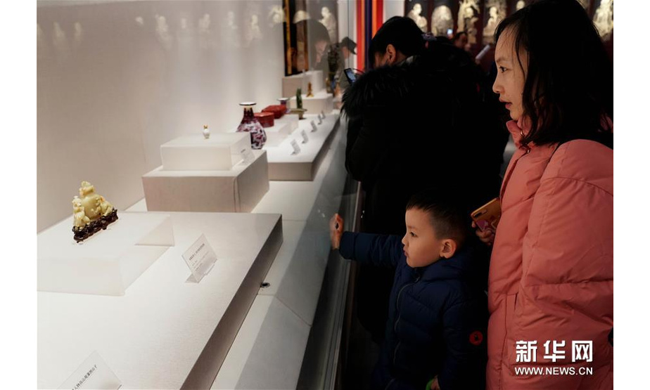1月16日，参观者在“清高宗乾隆皇帝展”上观看展品。新华社记者 李安 摄